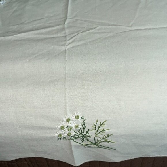 Hand Embroidered Scalloped Edge XL 57" X 100" Tablecloth Floral Pattern Linens - Picture 4 of 16